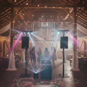 Jukebox 100 Musikanlage mit Lichttechnik und tanzenden Gästen in einer festlich beleuchteten Partyscheune in OWL.