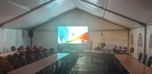 Beamer und Leinwand in einem Zelt in Löhne