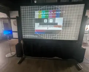 Mobiles Beamer-Set mit Stativ-Leinwand und Ultrakurzdistanz-Beamer für Hochzeitsvideos und Seminare in OWL.