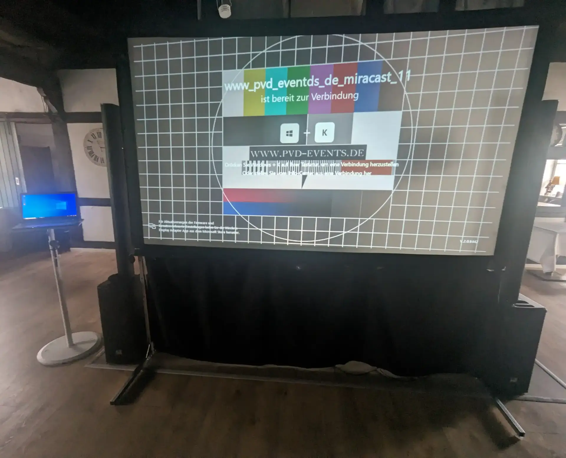 Mobiles Beamer-Set mit Stativ-Leinwand und Ultrakurzdistanz-Beamer für Hochzeitsvideos und Seminare in OWL.