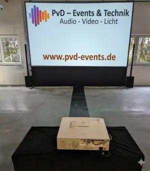 Professioneller Panasonic Laser-Beamer und XXL-Rahmenleinwand für Business-Events in Hüllhorst OWL gemietet bei PvD - Events & Technik.