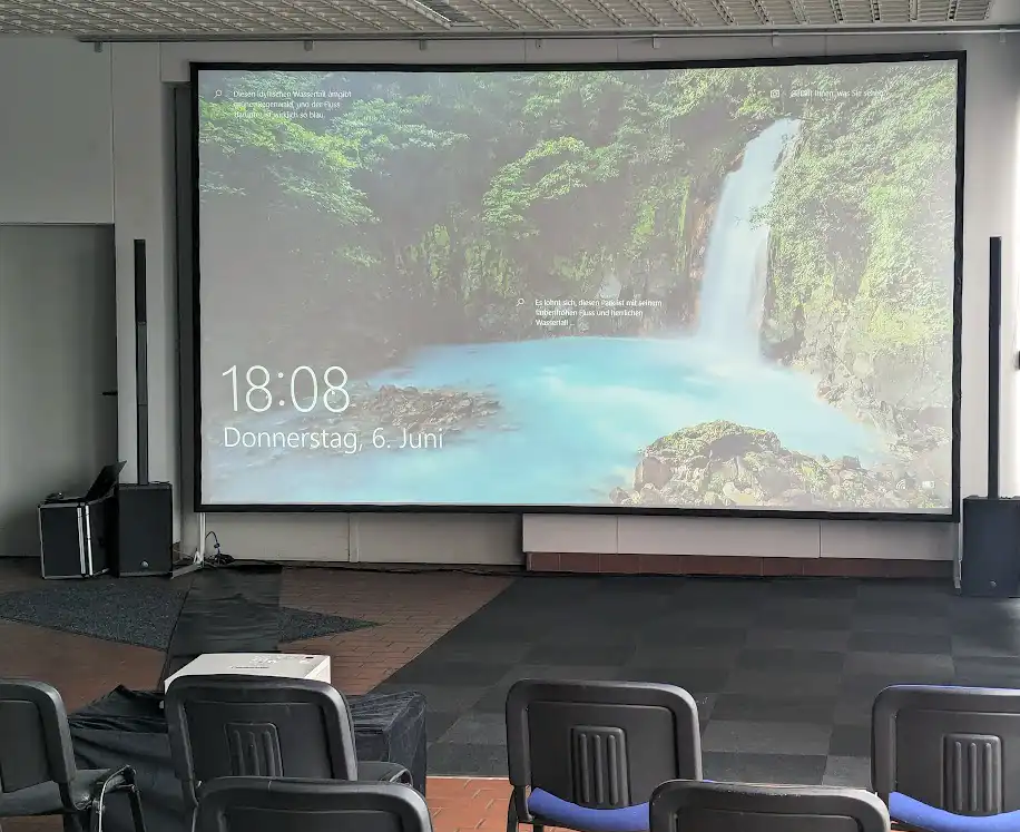 Professionelle Medientechnik von PVD Events: Lichtstarker Beamer und große Leinwand bei einer Filmvorführung in Bielefeld.