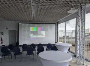 beamer, Leinwand, Lautsprecher für Film und Seminar in Bielefeld