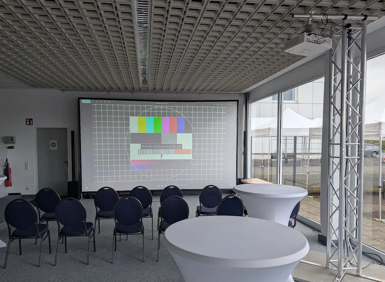 beamer, Leinwand, Lautsprecher für Film und Seminar in Bielefeld