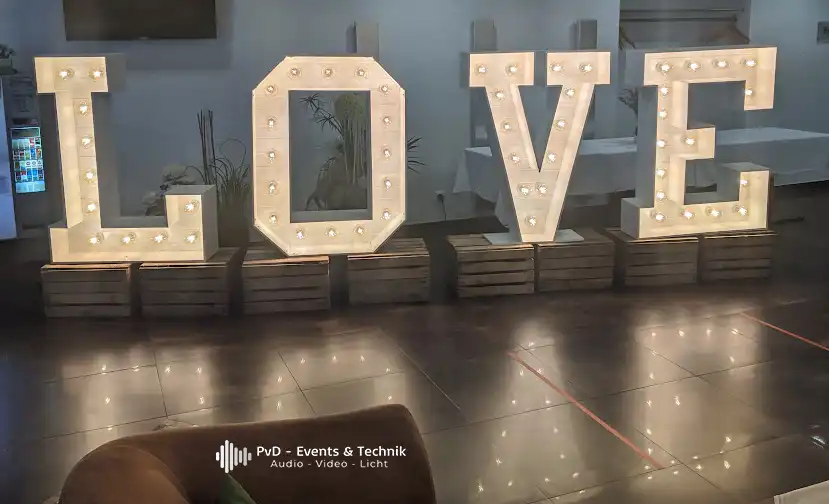 Leuchtende XXL LOVE Buchstaben auf Holzkisten gemietet für eine Hochzeit in OWL und Lippe.