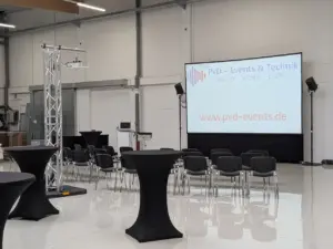 Professionelle Konferenztechnik bei Roda in Hüllhorst: Beamer, Rahmenleinwand und Tonregie von PvD - Events & Technik.