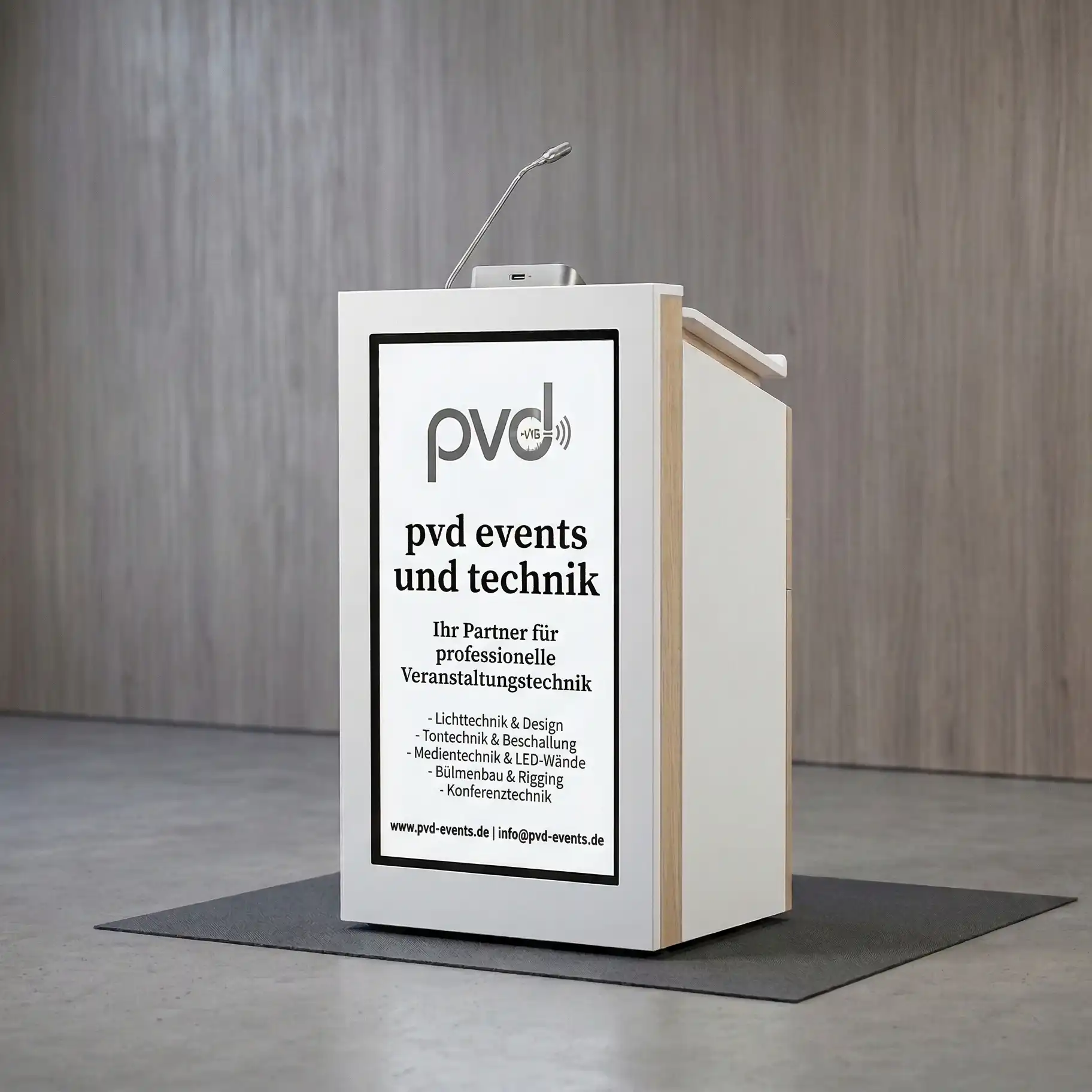 Digitales Rednerpult mit integriertem Hochformat-Display für Logos und Speaker-Infos zur Miete in Hüllhorst.