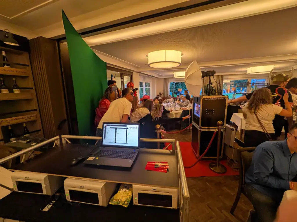 Das Highspeed-Drucker-Terminal von fotobox-owl und PvD - Events & Technik im PaGa Restaurant Schaförden mit drei DNP Thermosublimationsdruckern und Steuerungs-Laptop für das DRK-Diepolz-Großevent.