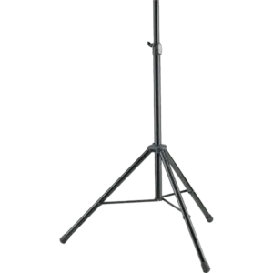Professionelles Schwerlast-Boxenstativ aus schwarzem Stahl mit dreibeinigem Standfuß, Höhenverstellung und 35-mm-Normflansch zur sicheren Montage von Lautsprechern vor neutralem Studiolook-Hintergrund.